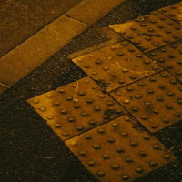縁石に沿って敷かれた黄色い点字ブロックの安全対策の写真