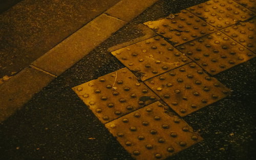縁石に沿って敷かれた黄色い点字ブロックの安全対策