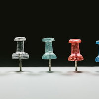 カラフルな5本の画鋲で国民的人気グループを表現の写真
