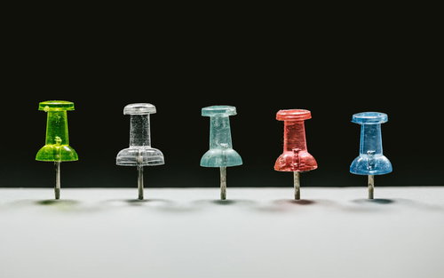 カラフルな5本の画鋲で国民的人気グループを表現