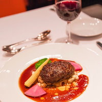 フォアグラ入りハンバーグと赤ワインの写真