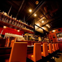 ビストロQのカウンター席と暖かい照明の店内の写真