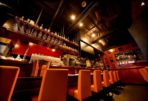 ビストロQのカウンター席と暖かい照明の店内