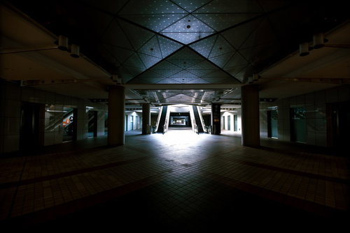 ガラスの外壁が広がる東京ビッグサイト1階入口