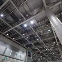 鉄骨フレームとガラスで構成された東京ビッグサイトの室内天井の写真