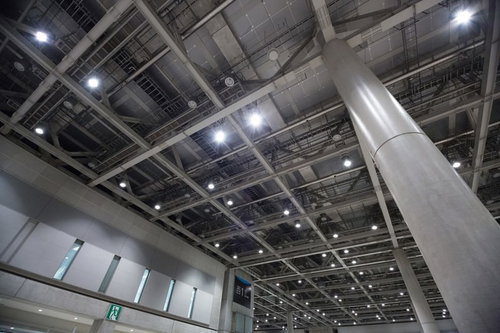 鉄骨フレームとガラスで構成された東京ビッグサイトの室内天井