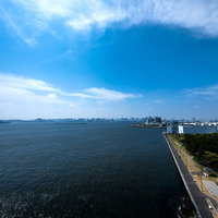 ゲートブリッジの上から見渡す東京湾岸の街並みの写真
