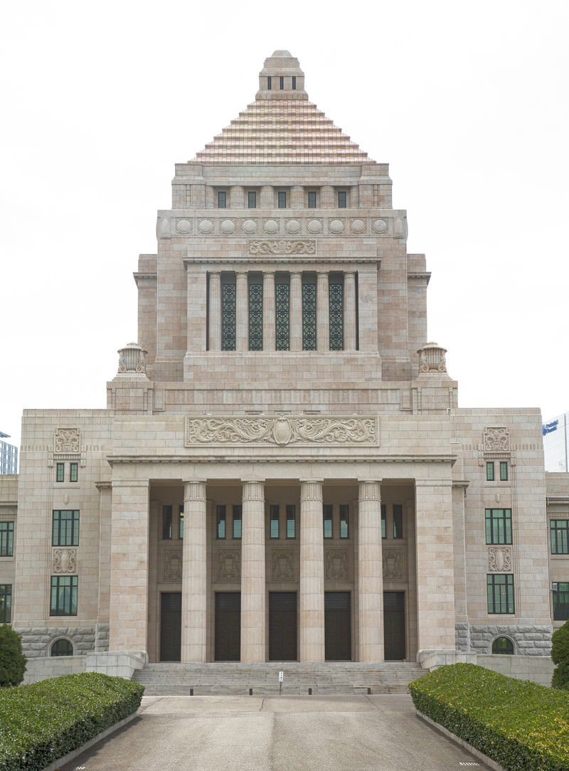 正面から見た国会議事堂の外観