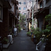 月島の昭和レトロな民家が立ち並ぶ路地裏の街並みの写真