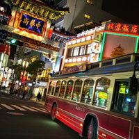 横浜中華街と横浜の名物バス「あかいくつ」の写真