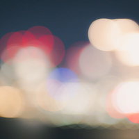 夜景の街灯がぼけた玉ボケの光と夜間の照明の写真