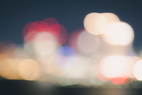 夜景の街灯がぼけた玉ボケの光と夜間の照明