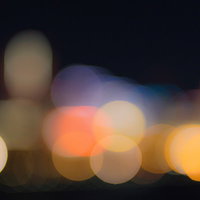 深夜遅くの街の灯りを丸ボケで捉えた夜景の写真