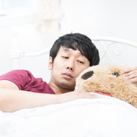 「僕のことは分かってくれるのは君だけだよ」とぬいぐるみに語りかける男の写真