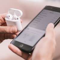 ケーブルレスのイヤホンをペアリングの写真