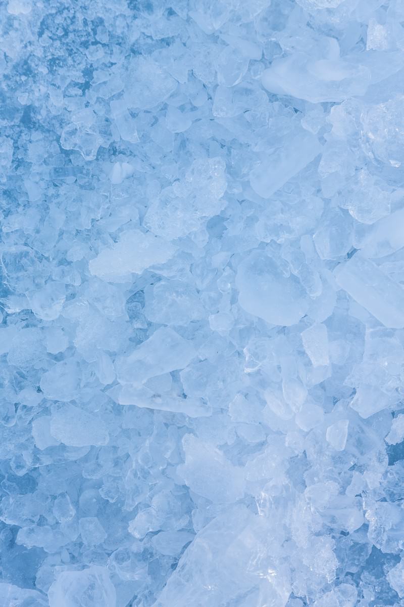 透き通った氷の結晶が積み重なった背景素材