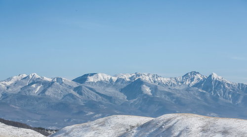 冬の八ヶ岳連峰を望む雪化粧の山々と清澄な冬晴れの風景