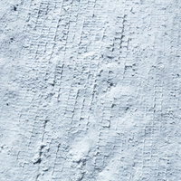 雪の路面に残るスタッドレスタイヤの痕跡とトレッドパターンの写真