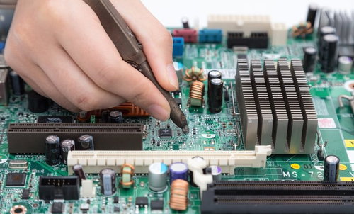 細かい半田作業で高温の半田ゴテ先端に触れる危険な瞬間