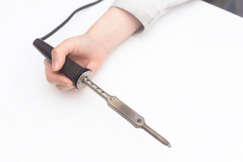 半田ゴテをしっかりグリップして作業する手