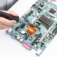 半田ゴテが長すぎてプリント基板の修理作業に難儀する様子の写真