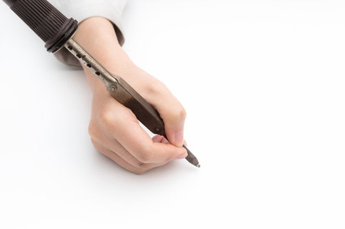 間違った半田ゴテの持ち方で火傷する危険