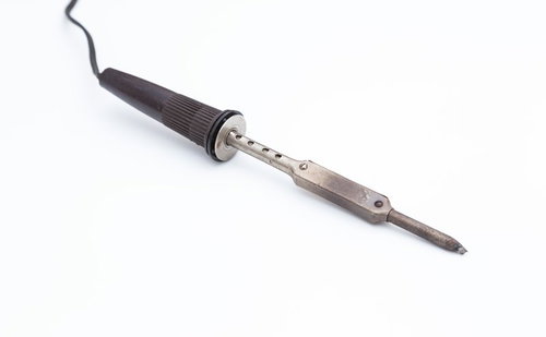 使い込まれた半田ゴテの接合部分と先端の詳細