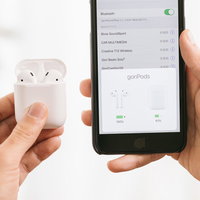 スマートフォンと同期するワイヤレスイヤホンの写真