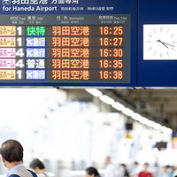 京急線羽田空港行きの電光掲示板に表示される時刻と乗車位置情報の写真
