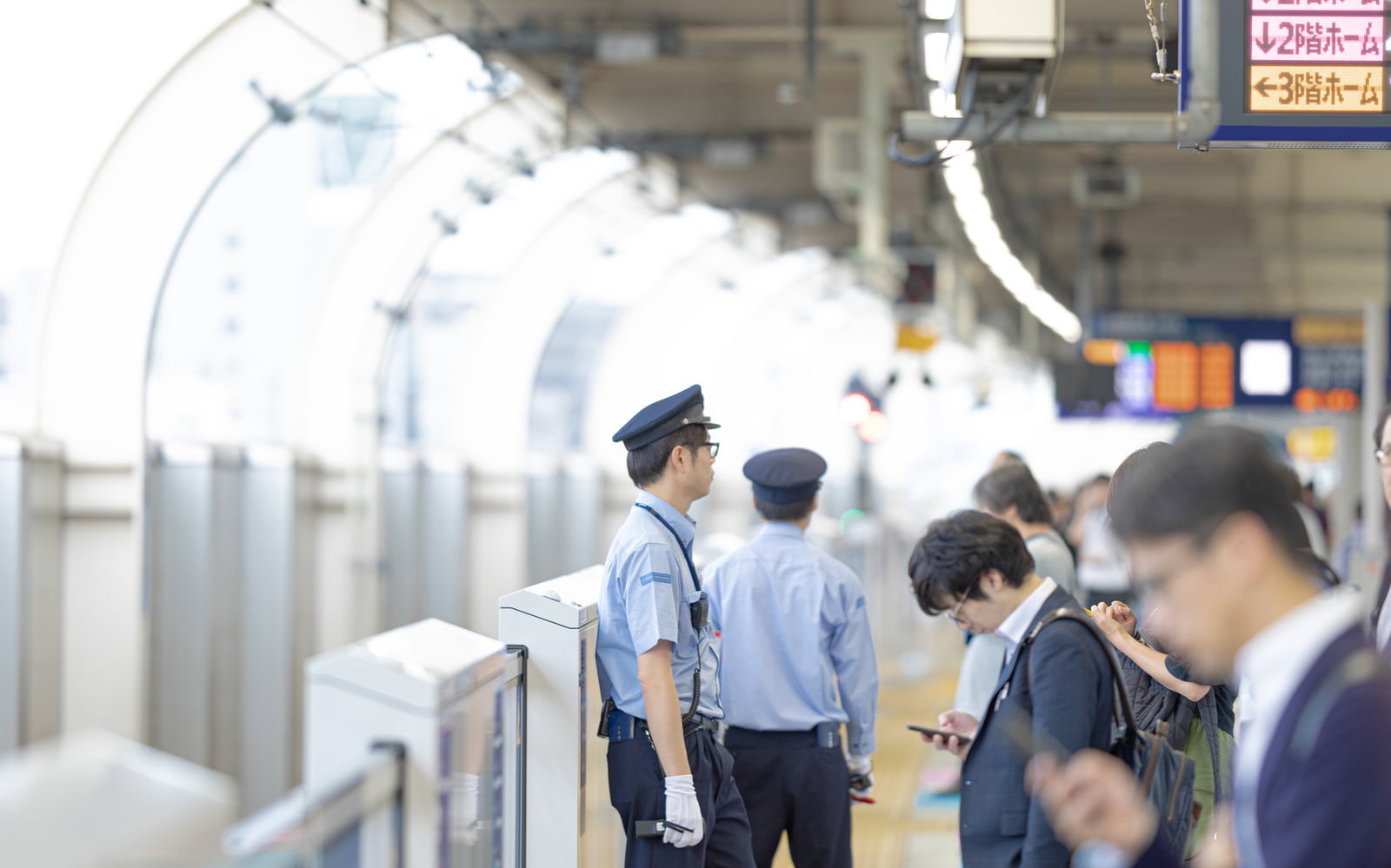混雑する羽田空港の出発ロビー