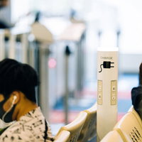 空港に設置されたCHARGE充電ステーションの写真