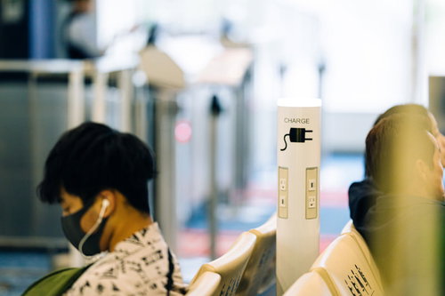 空港に設置されたCHARGE充電ステーション