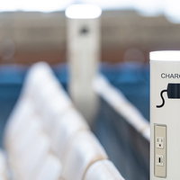 空港に設置されたチャージスポットの充電コンセントの写真