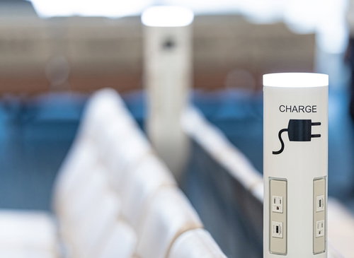 空港に設置されたチャージスポットの充電コンセント
