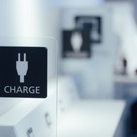 空港の充電（CHARGE）スペースでスマホをチャージの写真