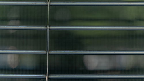 古い鉄のシャッターの錆と風化した表面テクスチャー