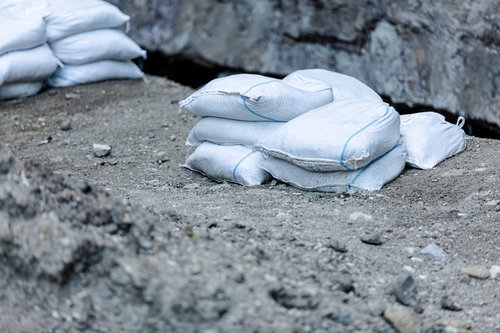 岩場に積み上げられた土のう