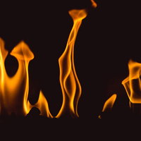 黒い背景に立ち上がるメラメラと炎が燃え上がるの写真