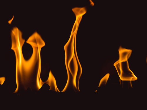 黒い背景に立ち上がるメラメラと炎が燃え上がる