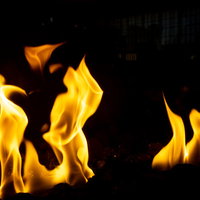 黒い背景に立ち上がる炎上のエネルギッシュな炎の写真