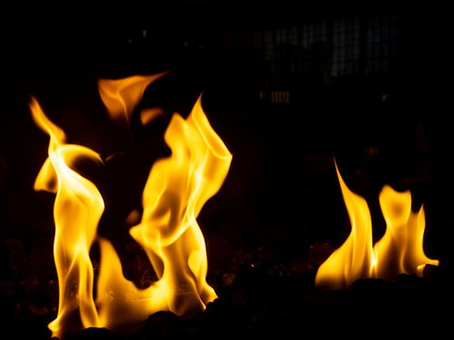 黒い背景に立ち上がる炎上のエネルギッシュな炎