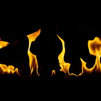 黒い背景に立ち上るメラメラ炎の炎と熱の表現の写真