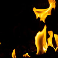 ブワァと下から立ち上がる炎のメラメラ燃える炎の写真
