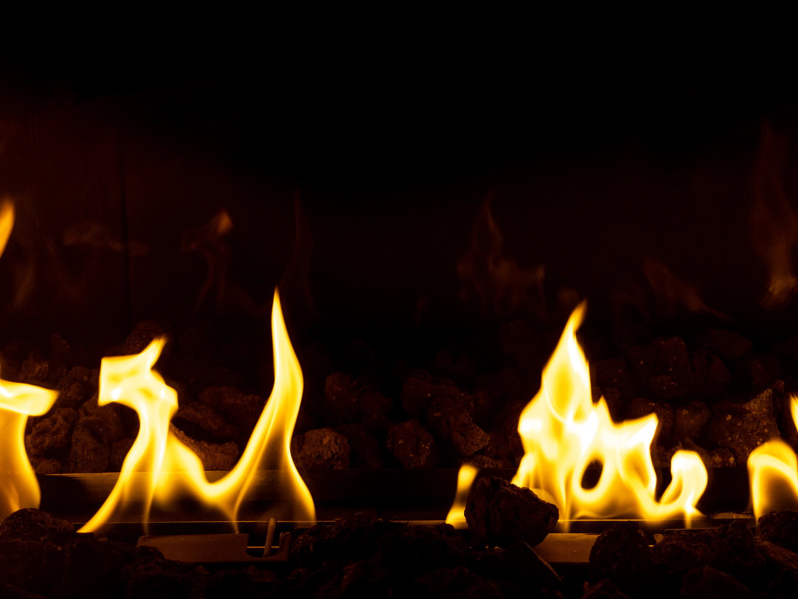 黒い背景にメラメラと燃え上がるオレンジ色の炎