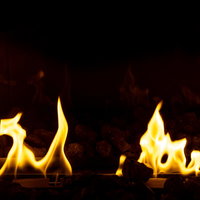 黒い背景にメラメラ燃える炎の躍動感を表現したファイアの写真