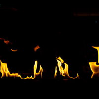 黒い背景にメラメラと燃える炎の写真の写真
