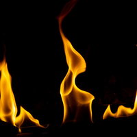 弱火で揺らめくオレンジ色の炎の写真の写真