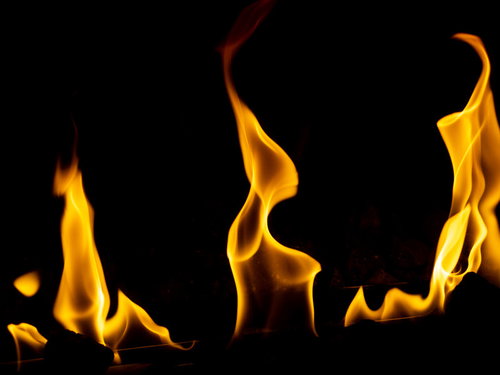 弱火で揺らめくオレンジ色の炎の写真