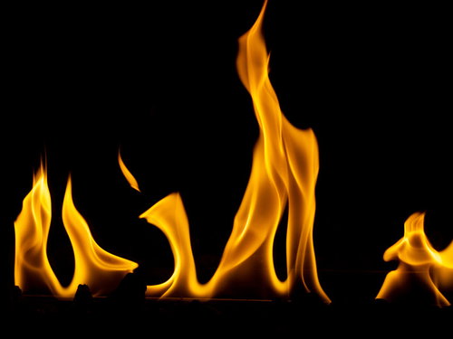 黒背景に立ち上がるオレンジ色のメラメラ炎