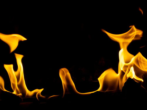 暖炉でメラメラ燃える炎のリアルな炎と温かい雰囲気